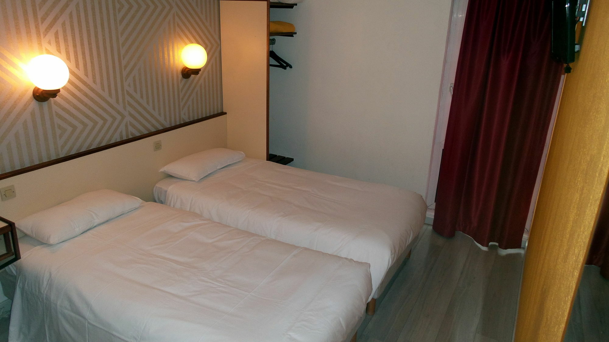 Hotel Crocus Caen Memorial Екстериор снимка
